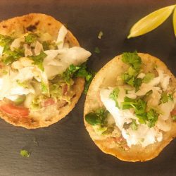 Tostadas mexicanas de pescado con guacamole