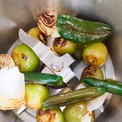 Ingredientes de la salsa verde en la trituradora