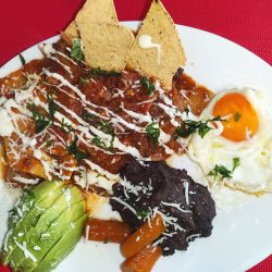 Receta de chilaquiles con rabo de toro