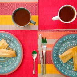 Tamales de pollo y champurrado.