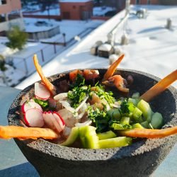 Ceviche mexicano de pescado, presentado en molcajete