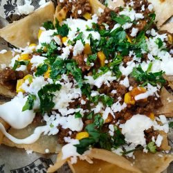 Nachos con chili con carne y maíz
