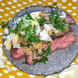 Taco de arrachera en tortilla de maíz azul