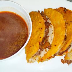 Quesabirrias y consomé