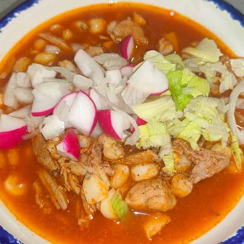 pozole rojo con guarniciones